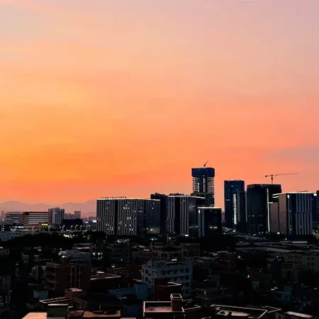 夕阳下的旧改村